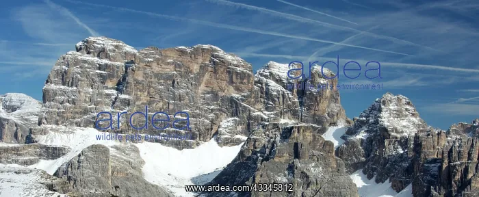 : 80179343 Panorama with jet-trails of un-named high : 80179343 Panorama with jet-trails of un-named high