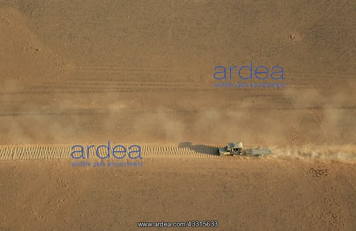: 80183530 Aerial View - vehicle of balloon ground : 80183530 Aerial View - vehicle of balloon ground