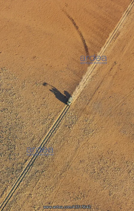  : 80183532 Aerial View - vehicle of balloon ground