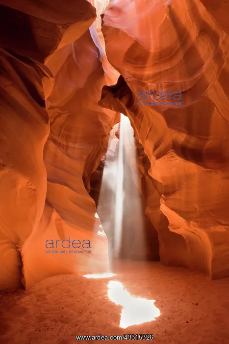 : 80187257 Antelope Canyon - two sunbeams breaking : 80187257 Antelope Canyon - two sunbeams breaking