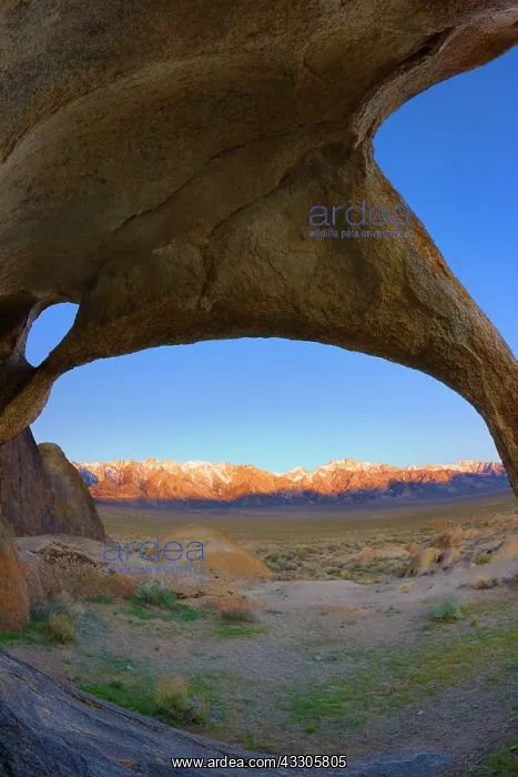 : 80187458 Cyclope Arch - Sierra Nevada mountain range : 80187458 Cyclope Arch - Sierra Nevada mountain range