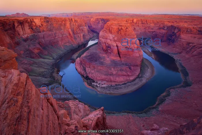 : 80187729 Horseshoe Bend - dramatic view of a nearly : 80187729 Horseshoe Bend - dramatic view of a nearly