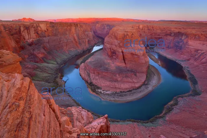 : 80187730 Horseshoe Bend - dramatic view of a nearly : 80187730 Horseshoe Bend - dramatic view of a nearly