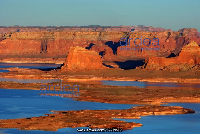  : 80187751 Lake Powell - red sandstone buttes and