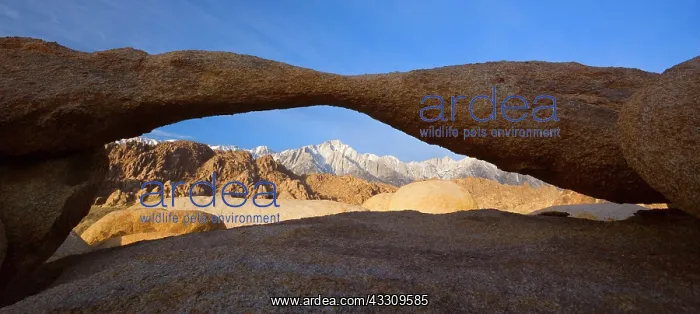 : 80187761 Lathe Arch - mountain range of the Sierra : 80187761 Lathe Arch - mountain range of the Sierra