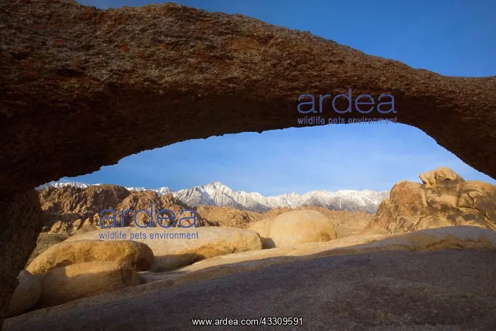 : 80187762 Lathe Arch - mountain range of the Sierra : 80187762 Lathe Arch - mountain range of the Sierra