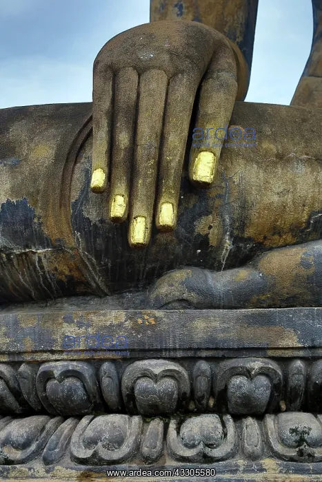 : 80191489 Hand on a Buddha statue at Wat Mahathat : 80191489 Hand on a Buddha statue at Wat Mahathat