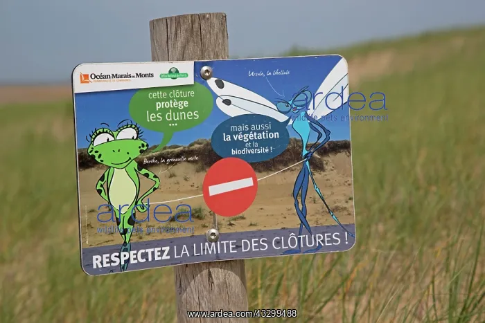 : 80192928 Fragile Sand Dunes Sign La Barre-de-Monts : 80192928 Fragile Sand Dunes Sign La Barre-de-Monts