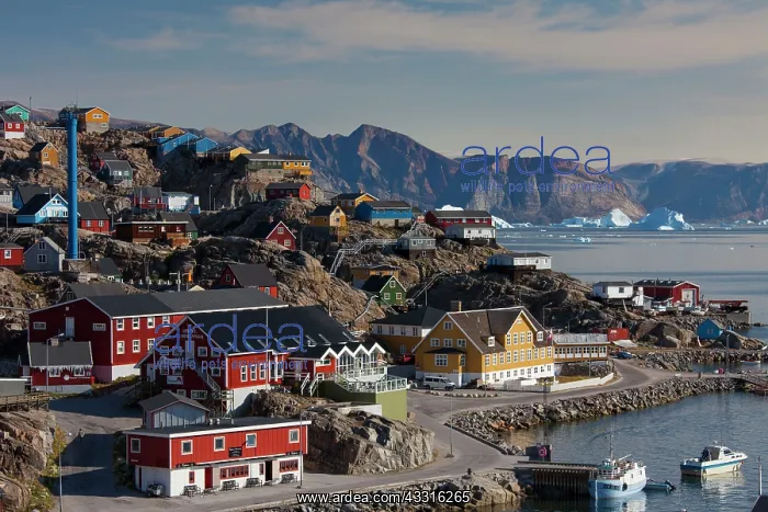 : 80199087 Uummannaq - with it's coloured houses and : 80199087 Uummannaq - with it's coloured houses and