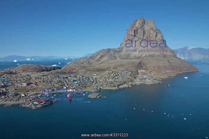 : 80200044 Uummannaq Township - in front of the heart-shaped : 80200044 Uummannaq Township - in front of the heart-shaped