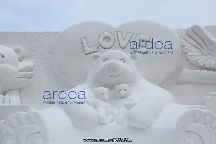 : 80200335 Ice Sculpture - Polar Bear with cubs - : 80200335 Ice Sculpture - Polar Bear with cubs -