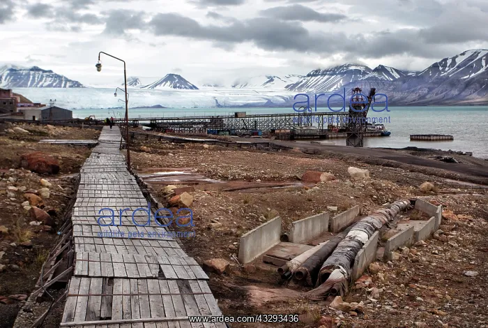 : 80201360 Pyramiden - boardwalk to the harbour at : 80201360 Pyramiden - boardwalk to the harbour at