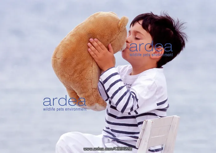 : 80201381 Boy - kissing teddy bear Frederic Rolland : 80201381 Boy - kissing teddy bear Frederic Rolland