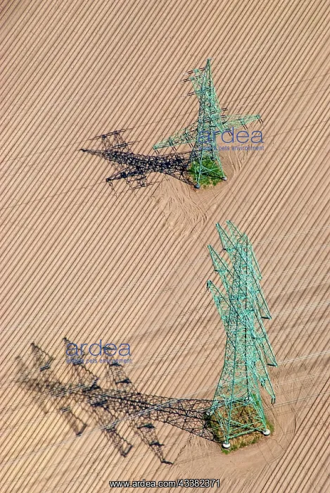 : Aerial view of E-masts on a field, acre, arable : Aerial view of E-masts on a field, acre, arable