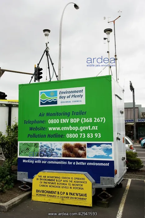 : Air monitoring trailer on roadside : Air monitoring trailer on roadside