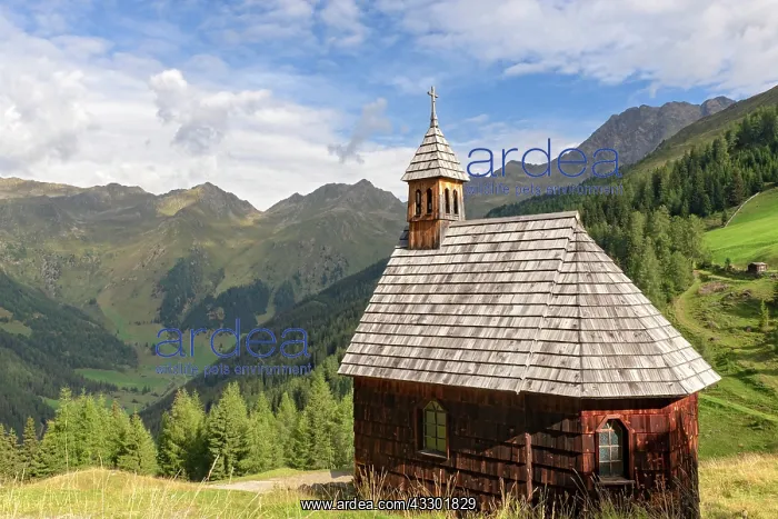 : Alpine chapel Kamelisenalm in front of mountain : Alpine chapel Kamelisenalm in front of mountain