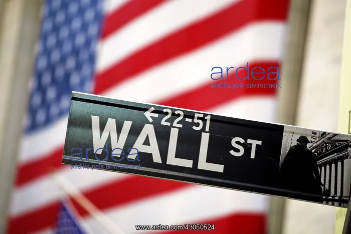 : American flag on the New York Stock Exchange and the Wal : American flag on the New York Stock Exchange and the Wal
