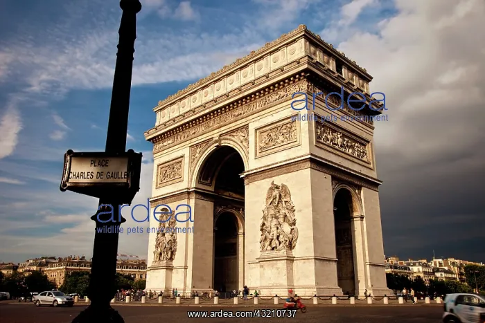  : Arc de Triomphe, Paris, France
