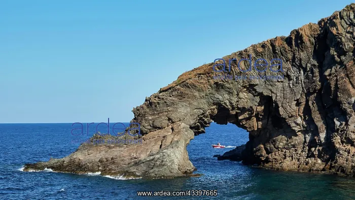 : Arco dell'Elefante, Rock Gate, Boat, Pantelleria : Arco dell'Elefante, Rock Gate, Boat, Pantelleria