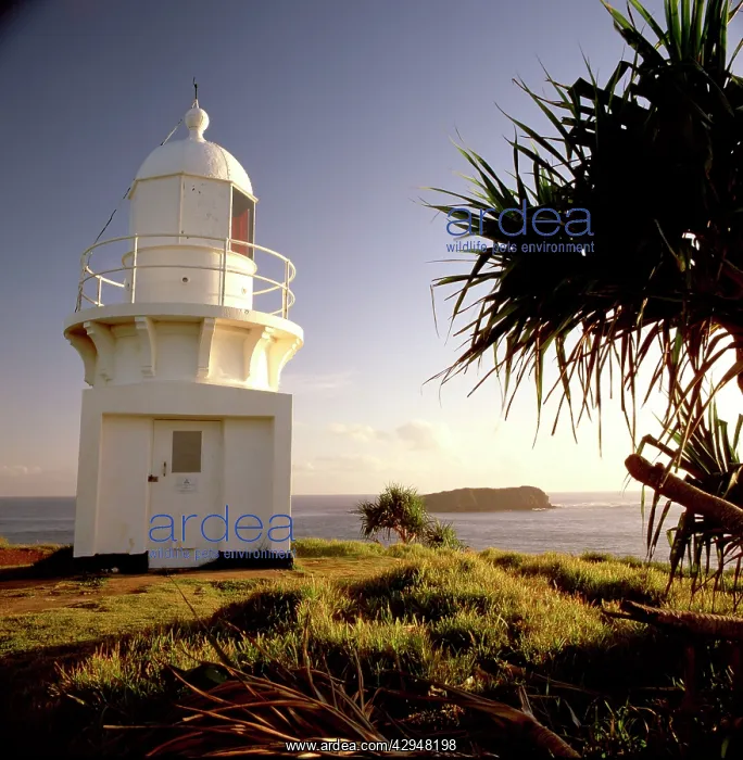 : Australia - Historic lighthouse, warns mariners : Australia - Historic lighthouse, warns mariners