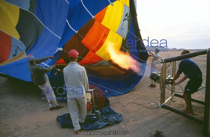 : Balloon Safari - in the early morning in order to : Balloon Safari - in the early morning in order to