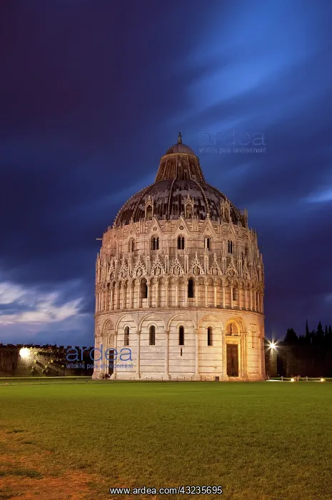 : The baptistery (Battistero) of the Duomo : The baptistery (Battistero) of the Duomo