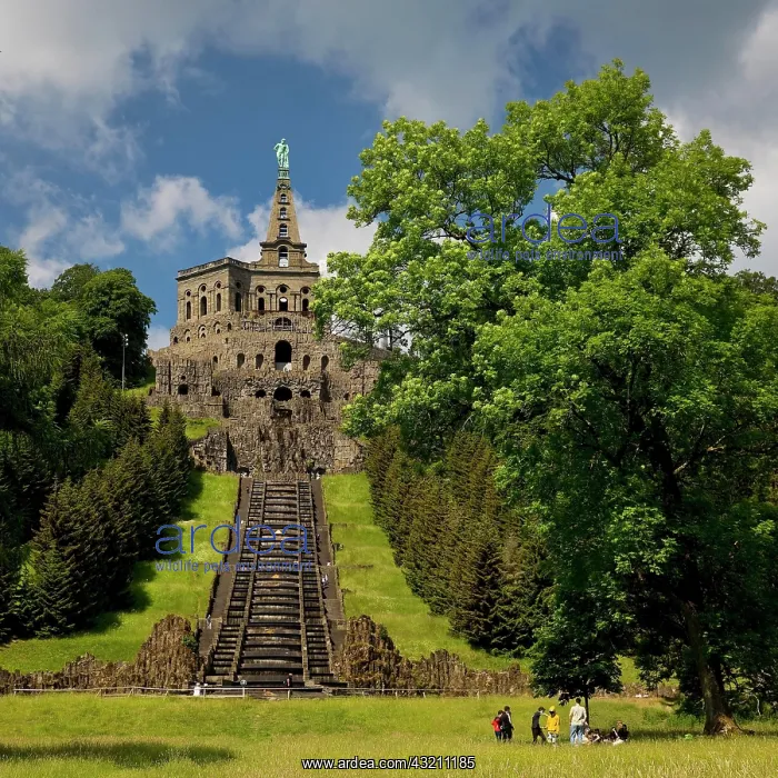 : Bergpark Wilhelmshnhe, Hercules Building with th : Bergpark Wilhelmshnhe, Hercules Building with th