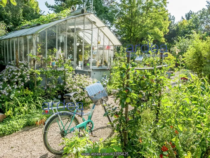 : Bicycle in front of a greenhouse, Jardin Insolite : Bicycle in front of a greenhouse, Jardin Insolite
