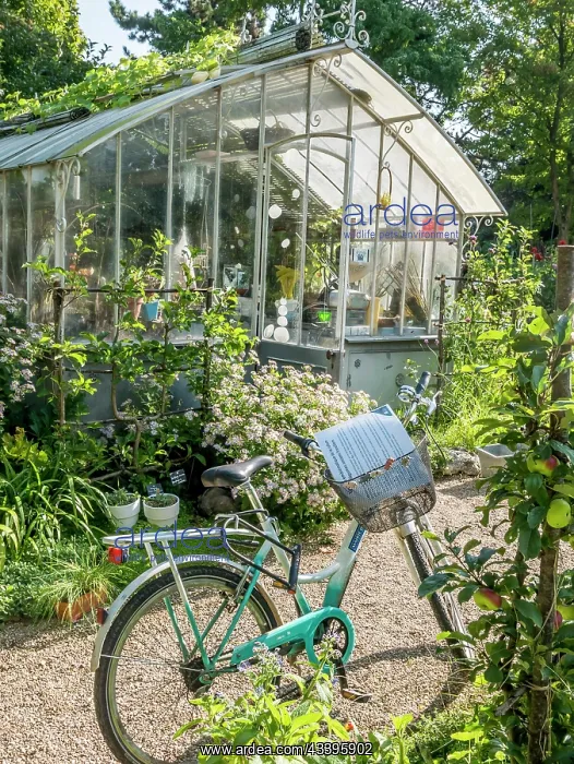 : Bicycle in front of a greenhouse, Jardin Insolite : Bicycle in front of a greenhouse, Jardin Insolite