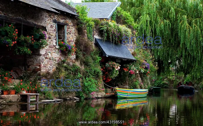 : Boat on the Trieux river in Pontrieux, Brittany : Boat on the Trieux river in Pontrieux, Brittany