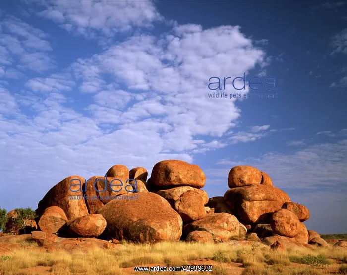 : Boulders in Karlwekarlwe Karlu Kalu (Iround objectsI) : Boulders in Karlwekarlwe Karlu Kalu (Iround objectsI)
