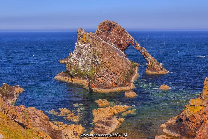 : Bow Fiddle Rock - natural sea arch made of quarzite : Bow Fiddle Rock - natural sea arch made of quarzite