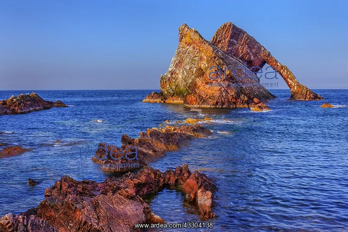 : Bow Fiddle Rock - natural sea arch made of quarzite : Bow Fiddle Rock - natural sea arch made of quarzite