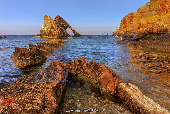 : Bow Fiddle Rock - natural sea arch made of quarzite : Bow Fiddle Rock - natural sea arch made of quarzite