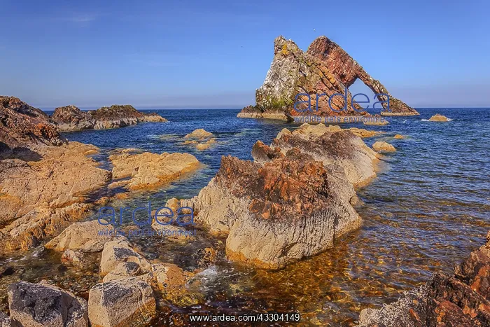 : Bow Fiddle Rock - natural sea arch made of quarzite : Bow Fiddle Rock - natural sea arch made of quarzite