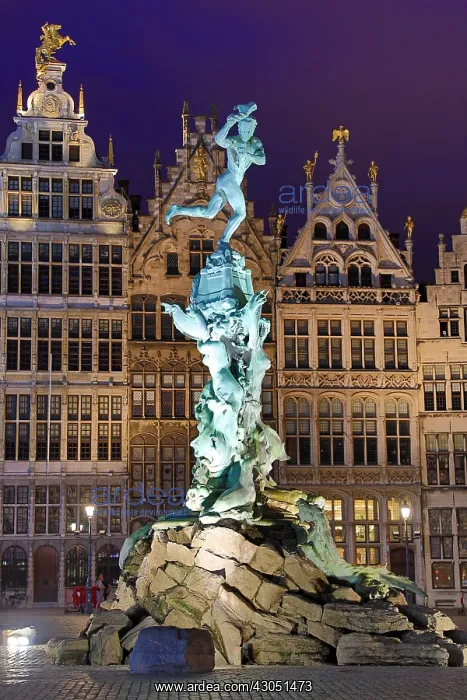 : The Brabo Fountain in the Grote Markt in Antwerp, Belgium : The Brabo Fountain in the Grote Markt in Antwerp, Belgium