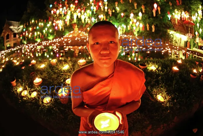: Buddhist Monks at Wat Phan Tao Temple holding candles du : Buddhist Monks at Wat Phan Tao Temple holding candles du