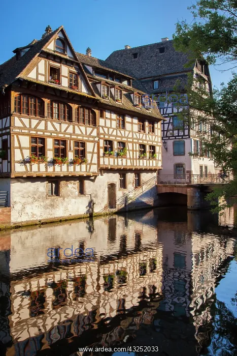 : Buildings along the canal of River Lil in : Buildings along the canal of River Lil in