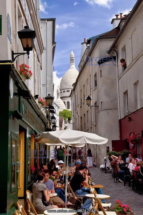 : Cafe and street scene in Montmartre with : Cafe and street scene in Montmartre with