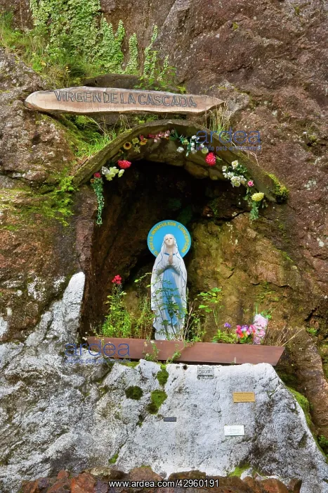  : Cascada de la Virgen  /  Virgin's Falls shrine -