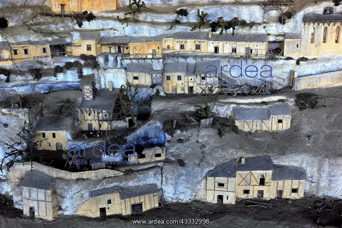 : Cave dwellings of La Roque Saint-Christophe, Valley : Cave dwellings of La Roque Saint-Christophe, Valley