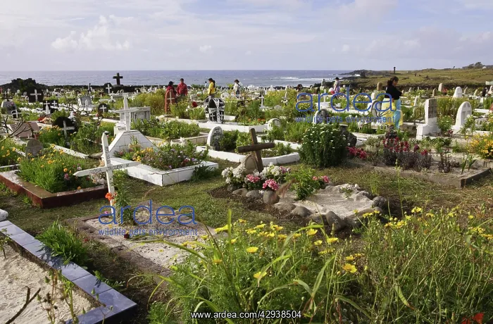 : Cemetery (on All SaintsI Day) at Hanga Roa, principal : Cemetery (on All SaintsI Day) at Hanga Roa, principal