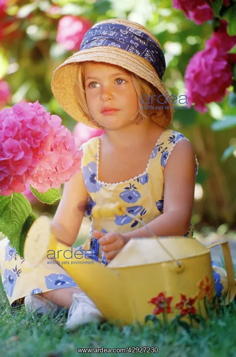  : Child - blond girl in hat
