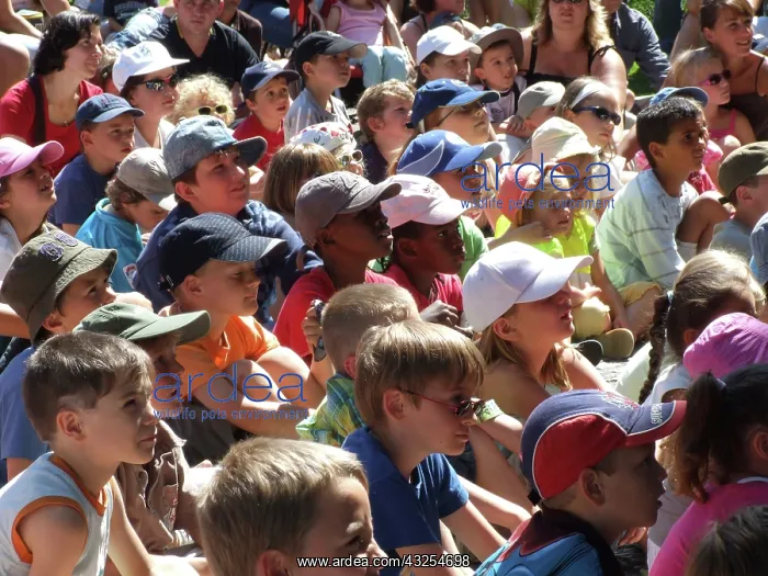 : Children watching a Punch and Judy Show : Children watching a Punch and Judy Show