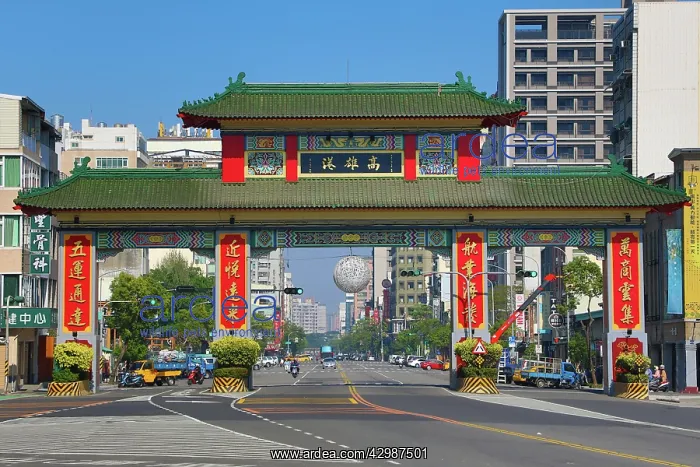 : Chinese Paifang gate on Qixian 3rd Road, Kaohsiung : Chinese Paifang gate on Qixian 3rd Road, Kaohsiung