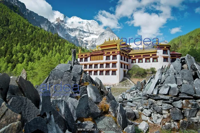 : Chong Gu Monastery at the foot of Mt. Chenresig : Chong Gu Monastery at the foot of Mt. Chenresig