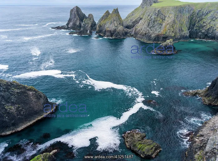 : The cliffs between Dale and Huxter close : The cliffs between Dale and Huxter close