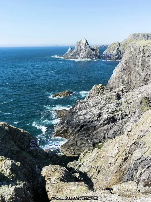 : The cliffs between Dale and Huxter close : The cliffs between Dale and Huxter close