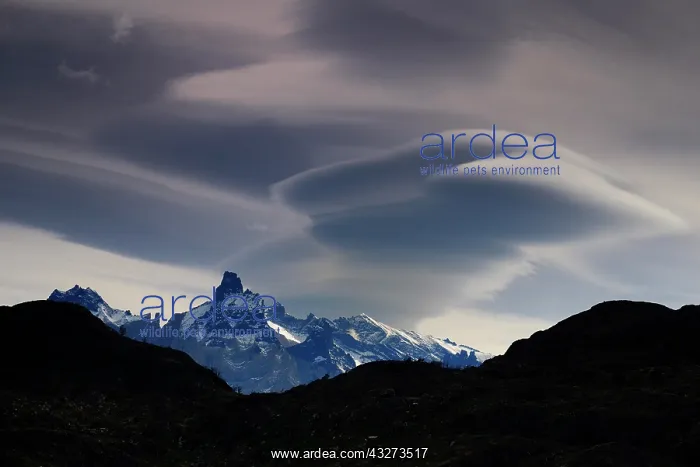 : Cloud atmosphere over the Los Cuernos massif, Torres : Cloud atmosphere over the Los Cuernos massif, Torres