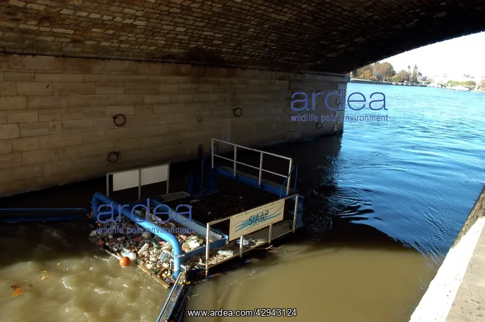 : Control of Visual pollution - trap to catch floating : Control of Visual pollution - trap to catch floating